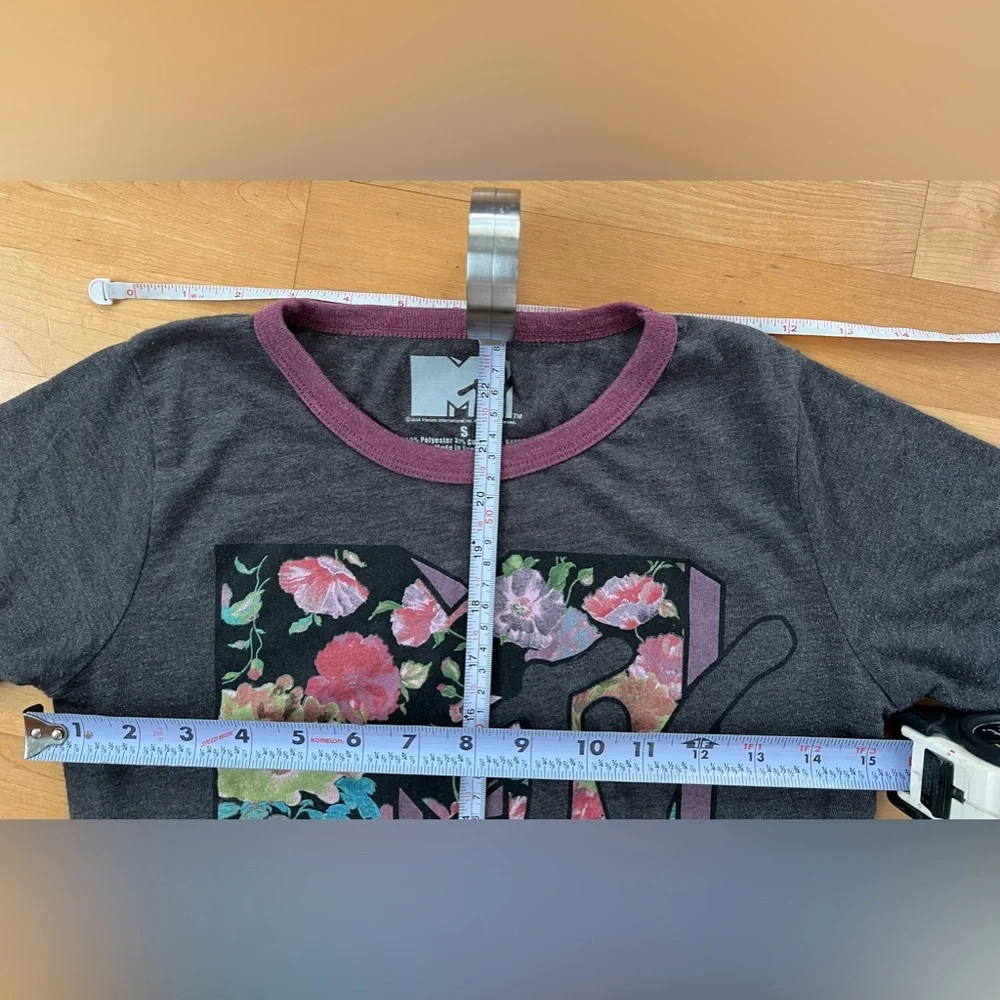 MTV Viacom Charcoal Gray T-Shirt with Floral Logo Women’s Size Small - Picture 6 of 7